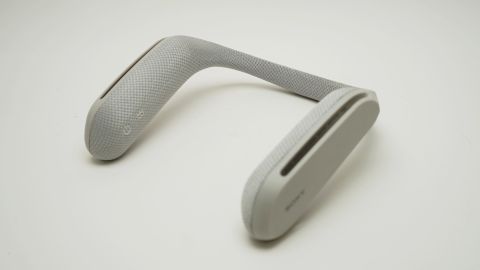 ソニーとボーズ、大人気で品薄のネックスピーカーを聞き比べ | ASCII