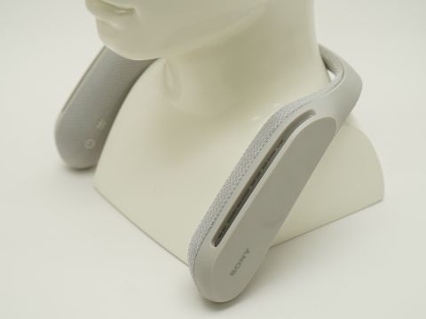 ソニーとボーズ、大人気で品薄のネックスピーカーを聞き比べ | ASCII
