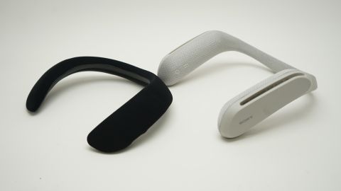 ソニーとボーズ、大人気で品薄のネックスピーカーを聞き比べ | ASCII