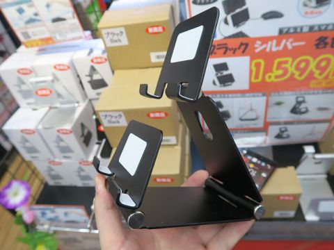 2台を同時に使える、ありそうでなかったデュアルスマホスタンド