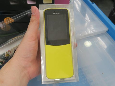 マトリックスの携帯電話、“バナナフォン”こと「Nokia 8110 4G」が