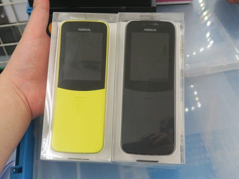 マトリックスの携帯電話、“バナナフォン”こと「Nokia 8110 4G」が