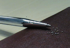 1mmのシリコン単結晶。ボールペンの先と比べるとその大きさが良くわかる。