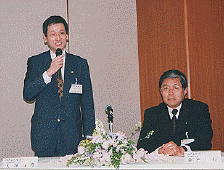 （左）竹原司・デザインオートメーション代表取締役社長 （右）左から、大塚裕司・大塚商会代表取締役副社長、鈴木彰・リコー常務取締役 