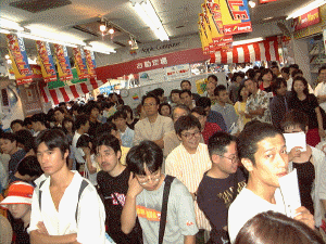 ニノミヤMac館、店内にはあふれんばかりの人が『iMac』の発売を待つ