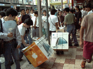 日本橋にあふれる『iMac』購入者たち