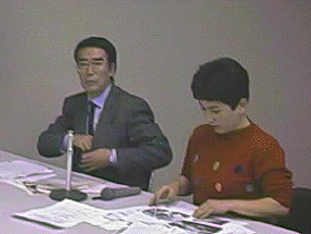 司会を務める福島瑞穂(右)、中村敦夫(左)の両議員