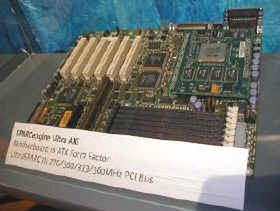 UltraSPARC IIi搭載のATXフォームファクターのマザーボード。右上にむき出しになっているのがUltraSPARC 