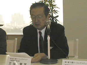 　続けて、常務取締役の山口俊治氏が教室を作った狙いを述べた。