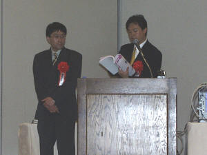 IDC Japanの南川ディレクター(左)と吉田マネージャー(右) 