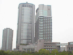 OAP全景(中央がOAP、右手前は帝国ホテル大阪) 