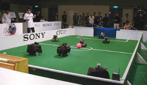 優勝を争った阪大チームと奈良先チームの対戦。手前のフード付きロボットが阪大、奥のロボットが奈良先チーム