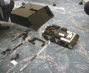 九州工業大学のロボットはラジコン戦車のシャシーをそのまま流用することで製作コストをおさえたもの