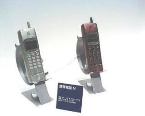 NEC製の携帯電話試作機。体積120mlで重量は140g