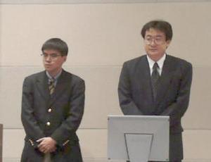 用瀬氏(右)と、同社システム製品統括部デスクトップOSプロダクトマネージャの佐藤秀一氏(左)