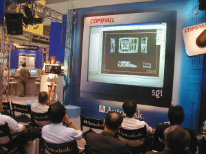  併催の設計・製造ソリューション展では、AutoCAD2000などの大物CADソフトが展示され、注目を集めた  