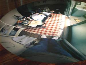 床に貼り付けてある円形の大型パッド。都築氏が撮影した際の原画像データを利用 