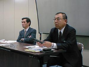NECホームエレクトロニクスのプロジェクションシステム事業部の山崎隆宏部長(左)と、同社国内販売推進本部の駒田洋マネージャー 