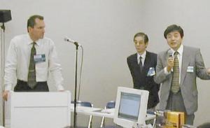製品の説明を行うシネックスの関戸社長とPromiseのターク氏。東京ビッグサイトで開催中の“データストレージEXPO”会場で発表された