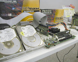 2台のHDDを接続してRAID化するデモ。中央のアダプタがFastTRAK66カード