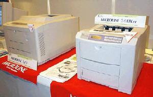両面印刷が可能なMICROLINE 24DXn(右)と高速フルカラープリンター、『MICROLINE 8cV』