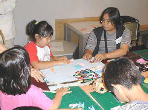 “メビウスラボ”では、工場長の西野氏が子供たちに作品の作り方を教授
