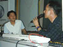 『Sound & Recording Magazine』誌でMSP講座を連載中の佐近田展康氏(右)もプレゼンテーションに登場。左は本講座の企画者赤松正行氏 