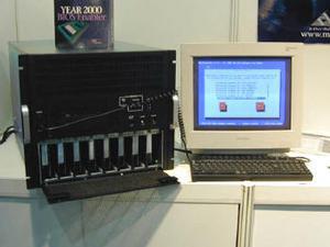 アメリカンメガトレンドのLinuxサーバー。BIOS、マザーボード、RAIDコントローラーと自社製品でかためたPCサーバー。Pentium III Xeonを4基搭載する