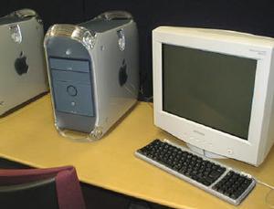 トレーニングルームの例。『Power Mac G4』が見える。Windowsマシンを使用する部屋も用意されている