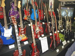  LM楽器ブースは若者に大人気。人気バンドのシグネイチャーモデルを多数展示したギターメーカーのESP   