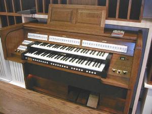  カワイのチャーチオルガンは、実際のサウンドをサンプリングした音源を内蔵するデジタルオルガン。MIDIにも対応   