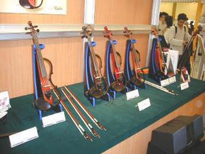  ヤマハのサイレントバイオリンと、同じボディを使い弦長をビオラに対応させたサイレントビオラ   