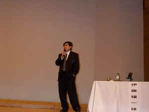 伊藤穣一氏はシュトッカー氏、江畑氏の講演を受けて、両氏の公演を補完する話題を提供