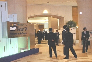  ホテル日航東京において開催された“SAP Forum'99”。基調講演のほかに、同社のシステム事例が各社から紹介されていた 