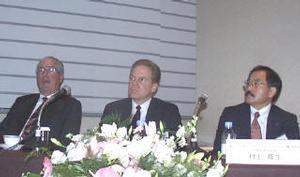 左から、Duncan氏、米ダン アンド ブラッドストリート社アジア太平洋/ラテンアメリカ統括社長のMichael Flock(マイケル・フロック)氏、ダン アンド ブラッドストリート ジャパン(株)代表取締役社長の村上隆生氏 