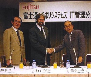 提携を発表した富士通取締役の前山淳次氏(左から2人目)と、チボリ上級副社長のイェリン氏 