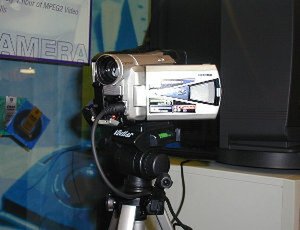 日立のDVDカメラ。3.5インチのDVD-RAMを使用する。エレショーで展示されたものと同じもの。 