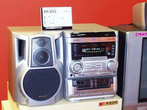 アイワは、DVDプレーヤーを搭載した“ホームシアターコンポ”『XR-DV5』を参考出品。わりとヒッソリと展示していたが、コンポタイプの製品を展示していたのはアイワだけ