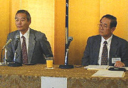 記者会見に臨んだJEIDA会長の秋草氏(左)と、専務理事の田中氏 
