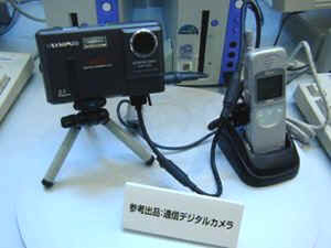 通信デジタルカメラは、従来モデルのC-21と外見はほぼ同じ。ただボディーカラーはシルバーではなく、ブラックになっている 