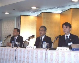 左から、同協会副会長の福田晃氏、会長の渡辺武経氏、熊谷正寿氏