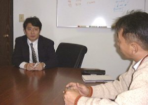 インタビューに応じるバーゲンアメリカの佐藤社長(左)