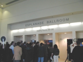 基調講演の会場となったEsplanade Ballroomに訪れたマックユーザーたち。午前8時40分頃に入場が始まった