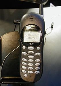モトローラのFMラジオ内蔵の携帯電話。電子メールの利用も可能 