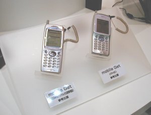 WAP対応の『Mobile GET』。左が携帯、右がPHS。これで馬券の購入が可能。今月発売される予定 