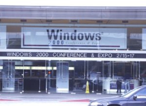 会場となるサンフランシスコのMoscone Centerには、Windows 2000の文字が躍る