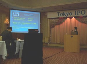 トム・サトウ氏は、英語と日本語2ヵ国語で東京IPOについて説明をした
