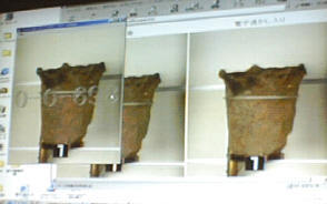 “デジタルミュージアム2000”で公開する静止画にIDを付与。写真左の土器に、うっすらとIDが浮かんでいる 