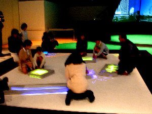 “‘A Play with Small Fish’2000”は赤外線レーザーをブロックで反射させるゲームタイプの展示