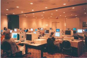 会場内にはインターネットに接続できるコンピューターが多数設置され、障害者用のアクセスソフトなどが自由に使えた 